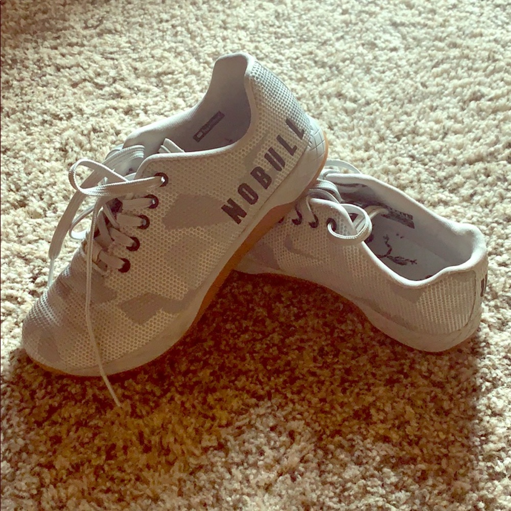 Size 9 no bulls; white and grey snow camo
